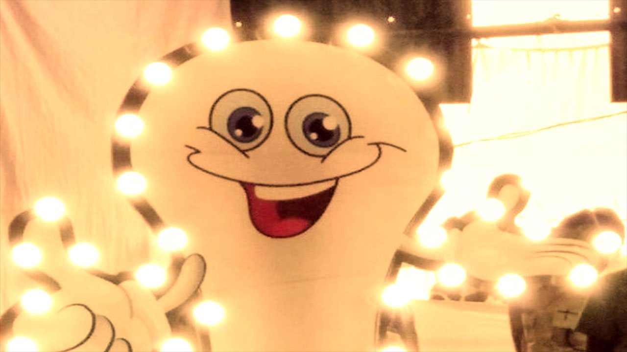 De peste un secol, becul cu incandescență a reprezentat aproape singular soluția de iluminat preferată în locuințe, birouri și spații publice