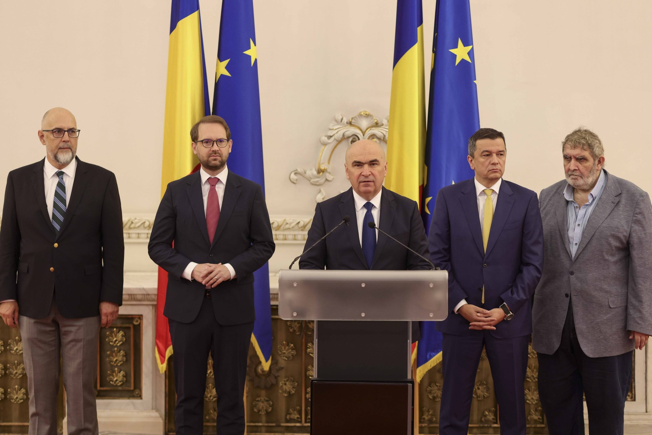 Liderii coaliției se reunesc pentru a încheia negocierile bugetare, după zile de tensiuni și acuzații reciproce Luni după-amiază, în contextul unor negocieri tensionate, liderii coaliției de guvernare se vor întâlni pentru a definitiva proiectul de buget pentru anul viitor