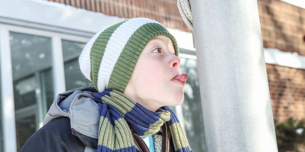 Riscul real de a rămâne lipit limba de un stâlp metalic înghețat: un mit demontat de știință De-a lungul timpului, un avertisment vechi și omniprezent s-a răspândit aproape peste tot: “Nu-ți pune limba pe un stâlp metalic înghețat!” Popularitatea acestei povești a fost amplificată și de cultura pop, inclusiv de personajul Homer Simpson, care adesea face haz de această situație