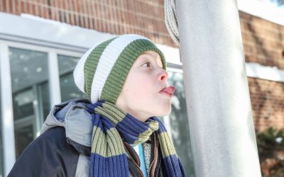 Riscul real de a rămâne lipit limba de un stâlp metalic înghețat: un mit demontat de știință De-a lungul timpului, un avertisment vechi și omniprezent s-a răspândit aproape peste tot: “Nu-ți pune limba pe un stâlp metalic înghețat!” Popularitatea acestei povești a fost amplificată și de cultura pop, inclusiv de personajul Homer Simpson, care adesea face haz de această situație