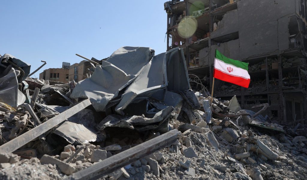 Președintele Iranului românește rupt de aspirațiile unilaterale ale Washington-ului Președintele Iranului, Masoud Pezeshkian, a lansat sâmbătă un mesaj dur la adresa Statelor Unite, afirmând că „cererea din partea Statelor Unite pentru o capitulare necondiționată este un ‘vis pe care ar trebui să-l ducă în mormânt’”