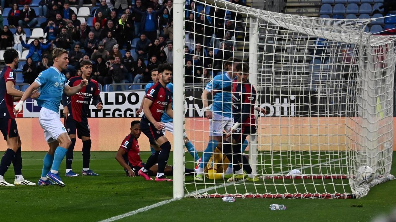 Napoli triumfă în minutul 1, dar duelul cu Cagliari prinde aripi în a doua repriză Formația Napoli și-a impus强s victoria în partida de la Unipol Domus, deținută la început cu un gol în start de meci, dar confruntarea s-a transformat rapid într-un spectacol disputat, cu evoluții intense și ocazii la ambele porți
