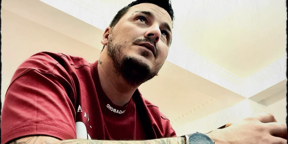 Makaveli, cunoscut în spațiul public pentru stilul său direct și implicarea civică, a intrat recent în centrul unor acuzații grave ce riscă să zguduie scena politică și media din România