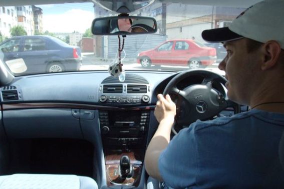 Aproape 600 de șoferi români care conduc vehicule cu volan pe partea dreaptă au fost sancționați în ultimele luni de către polițiștii rutieri pentru diverse nereguli