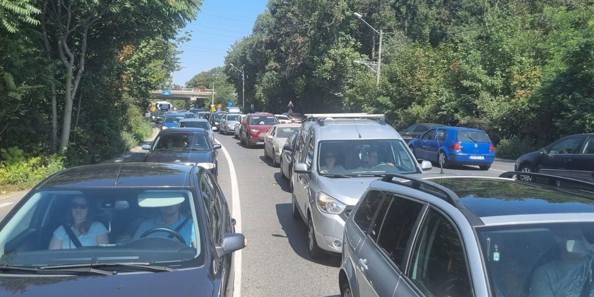 Drumul de 31 de km între Constanța și sudul litoralului este în continuare un proiect amânat după un deceniu De mai bine de zece ani, autoritățile române încearcă să pună în practică un proiect vital pentru turismul de pe litoralul Mării Negre: construirea unei variante alternative la vechiul drum DN39, care face legătura între Constanța și sudul litoralului