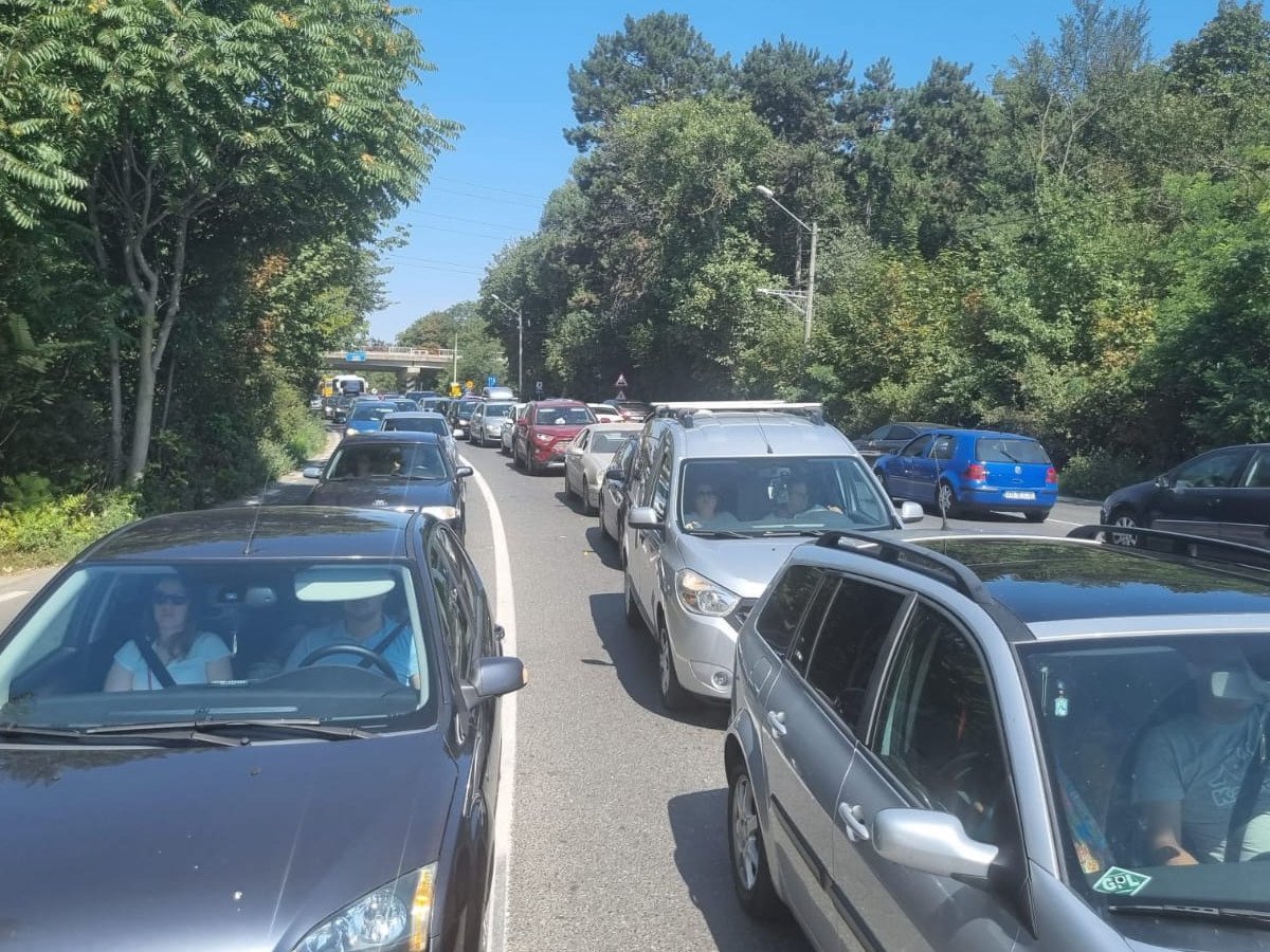 Drumul de 31 de km între Constanța și sudul litoralului este în continuare un proiect amânat după un deceniu De mai bine de zece ani, autoritățile române încearcă să pună în practică un proiect vital pentru turismul de pe litoralul Mării Negre: construirea unei variante alternative la vechiul drum DN39, care face legătura între Constanța și sudul litoralului