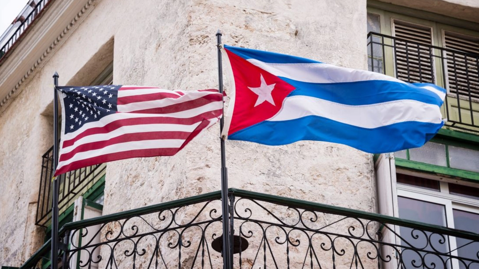 Cuba și Statele Unite în pragul unei reveniri diplomatice: discuții confirmate și eliberări de prizonieri Tensiunile dintre Cuba și Statele Unite par să își fi găsit, în sfârșit, un fir comun de dialog, după ani de confruntări politice și conflicte diplomatice aparent fără rezolvare