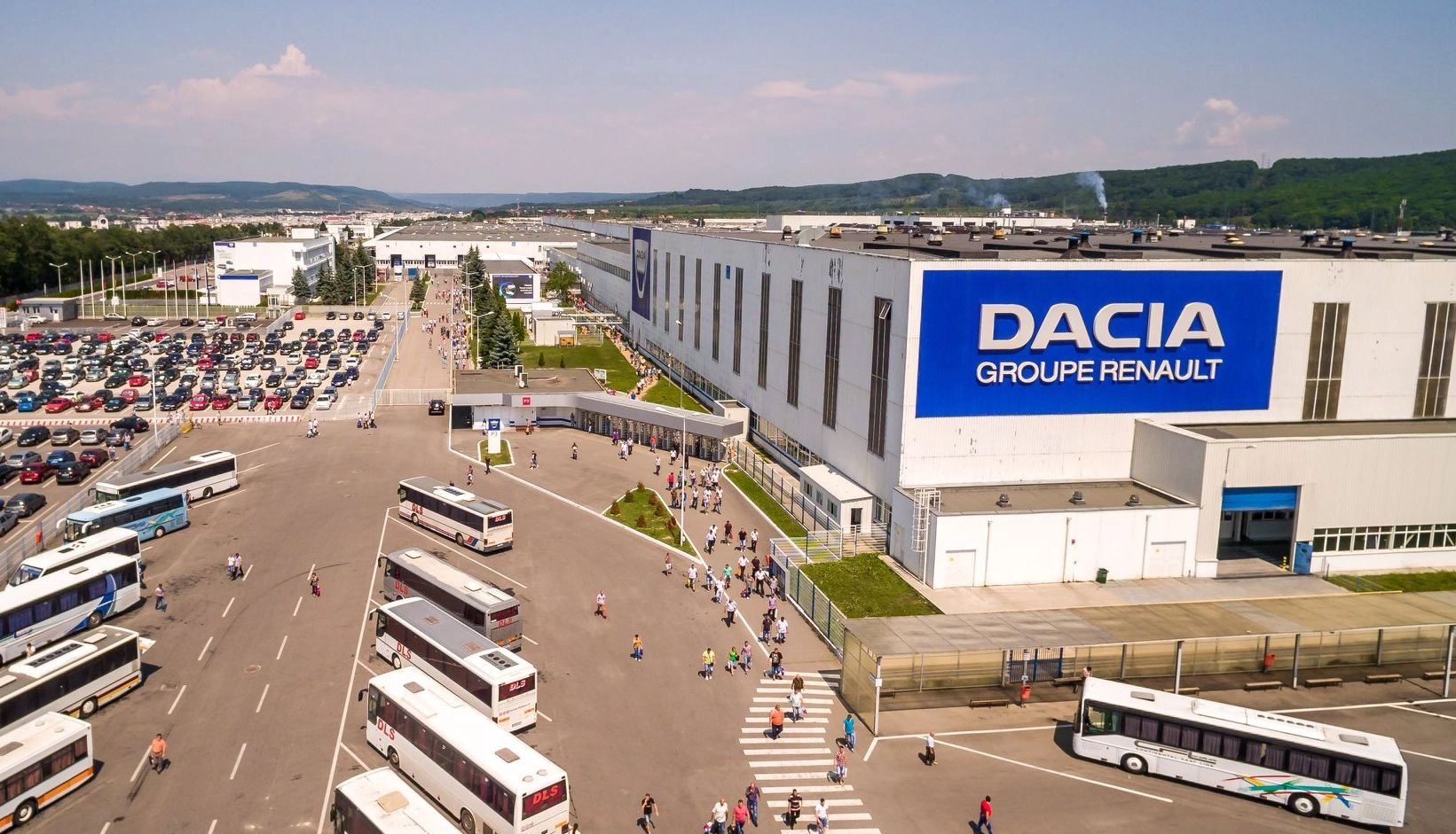 Producția la Uzina Dacia din Mioveni va înregistra o scădere semnificativă pentru prima dată după mai bine de două decenii Uzina Dacia din Mioveni, unul dintre pilonii industriei auto din România și unul dintre cele mai mari angajatoare din țară, se confruntă cu o serie de provocări care vor duce la o reducere a producției în acest an pentru prima dată în peste 20 de ani
