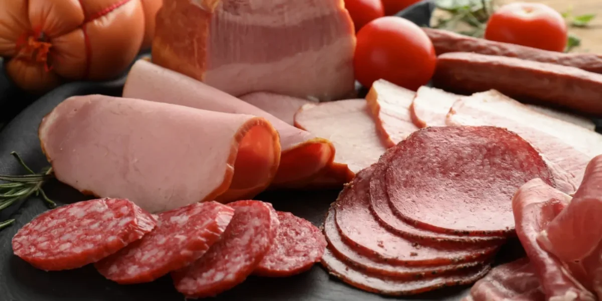 Medicul Vlad Ciurea avertizează: Mezelurile, o alegere periculoasă pentru sănătatea creierului Deși se află pe listele multor români și sunt considerate o mâncare rapidă și gustoasă, mezelurile pot ascunde riscuri majore pentru sănătatea mintală