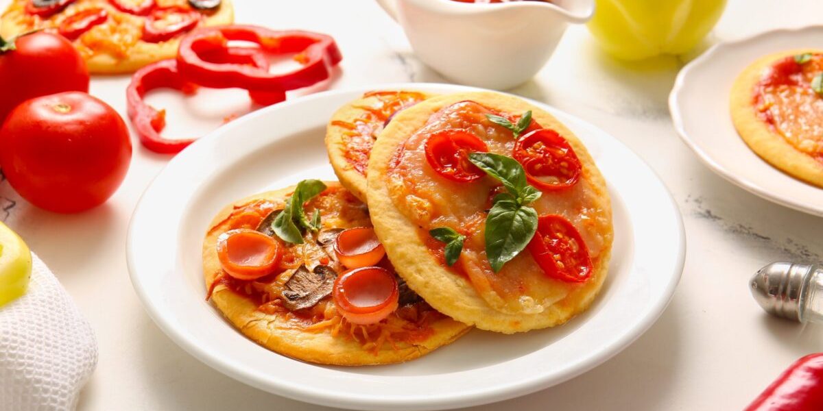 Mini pizza pe lipii de mălai, rețetă rapidă în 25 de minute