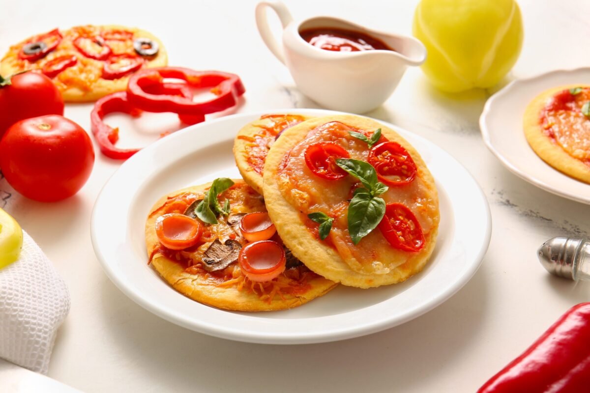 Mini pizza pe lipii de mălai, rețetă rapidă în 25 de minute