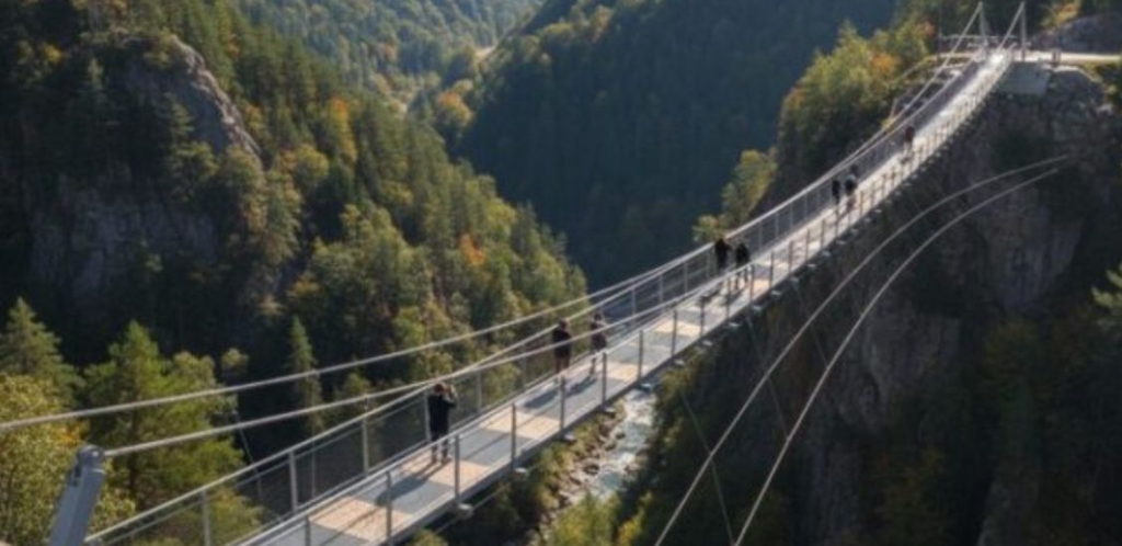 România construiră cel mai înalt pod suspendat pietoni din Europa, cu 6 milioane €