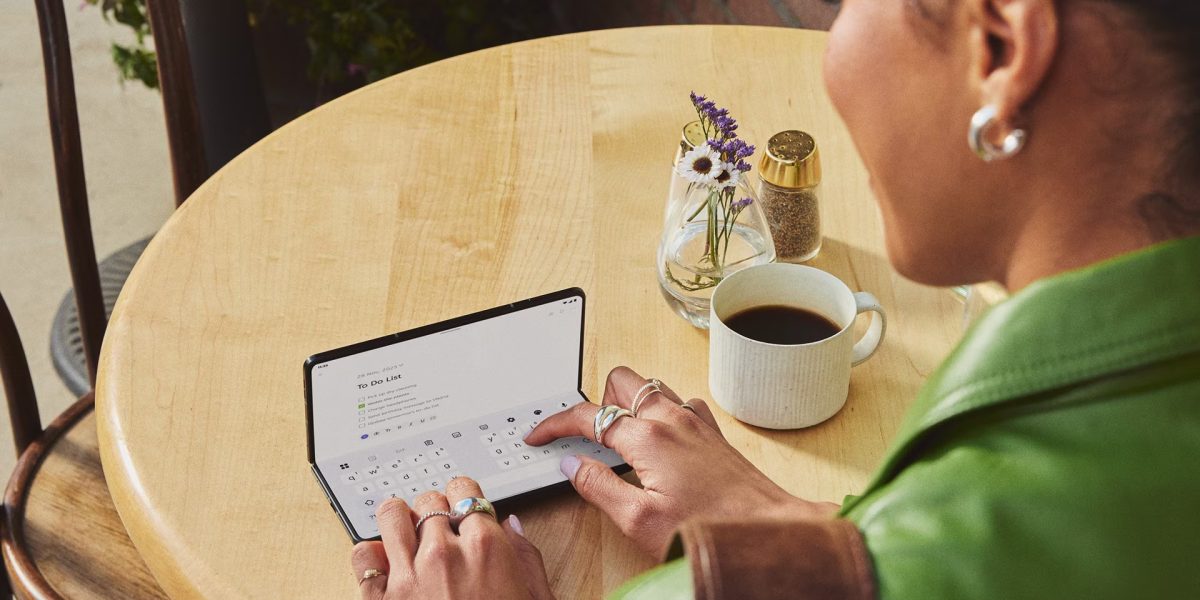 Lenovo pregătește smartphone cu ecran de 7,5 inci