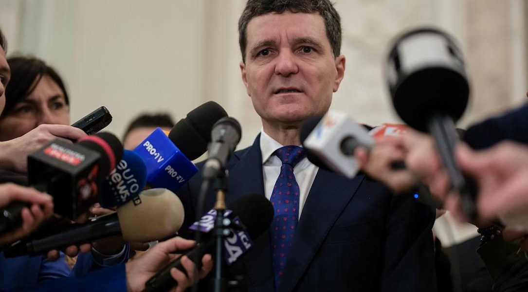 Nicuşor Dan reafirmă sprijinul pentru majoritatea parlamentară și respinge ideea alegerilor anticipate Președintele României, Nicuşor Dan, a declarat recent că susține în continuare coaliția majoritară existentă în Parlament și a exclus ferm posibilitatea organizării alegerilor anticipate în următoarea perioadă