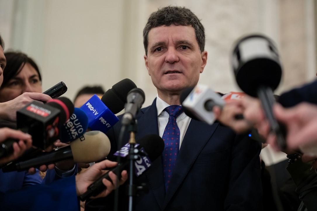 Nicuşor Dan reafirmă sprijinul pentru majoritatea parlamentară și respinge ideea alegerilor anticipate Președintele României, Nicuşor Dan, a declarat recent că susține în continuare coaliția majoritară existentă în Parlament și a exclus ferm posibilitatea organizării alegerilor anticipate în următoarea perioadă