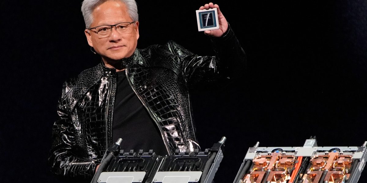 Nvidia devine cea mai valoroasă companie din lume, dar creșterea spectaculoasă a acțiunilor sale are consecințe neașteptate pentru angajați Impactul unei ascensiuni rapide și imense asupra pieței financiare și a industriei tech nu mai poate fi ignorat