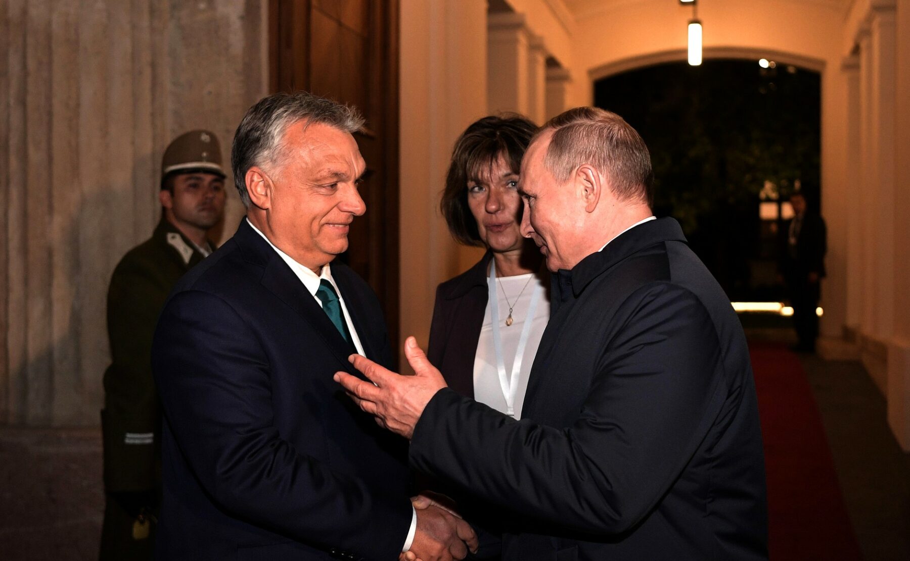 Vladimir Putin ordonă eliberarea a doi prizonieri de război cu dublă cetățenie, intensificând tensiunile cu Ungaria Președintele rus Vladimir Putin a dispus miercuri liberarea a doi prizonieri de război capturați pe frontul din Ucraina, ambii deținând cetățenie ucraineană și ungară