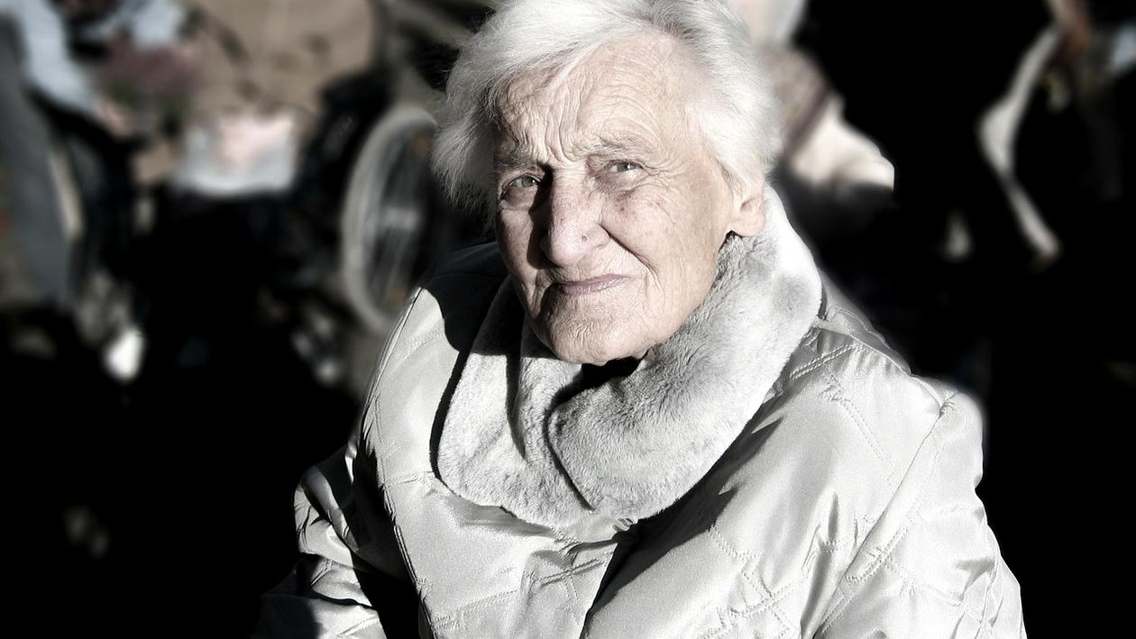 România a introdus pentru prima dată în mod oficial o soluție inovatoare pentru sprijinirea persoanelor în vârstă, adoptând tehnologia roboților umanoizi pentru a oferi asistență zilnică și suport moral celor aflați în dificultate