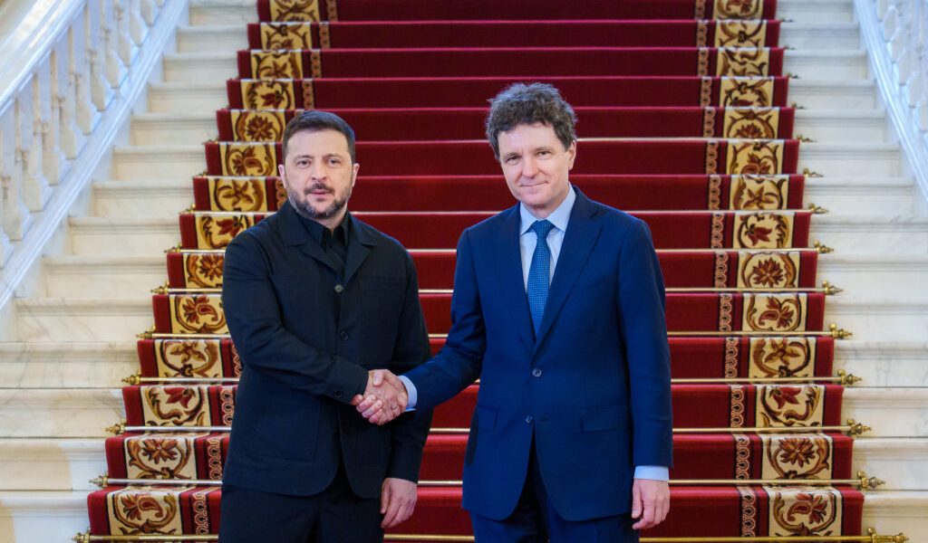 România și Ucraina reafirmă parteneriatul strategic: acorduri pentru colaborare militară, energetică și economică la Cotroceni Președinții României și Ucrainei au semnat joi, în cadrul unei ceremonii oficiale desfășurate la Palatul Cotroceni, trei documente menite să întărească și să diversifice colaborarea dintre cele două națiuni