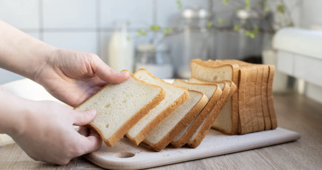 Pâinea feliată, soluția rapidă pentru stilul de viață modern și agitat Într-o societate din ce în ce mai grăbită, unde timpul pare să fie cel mai prețios resursă, alimentația trebuie adaptată la ritmul cotidian