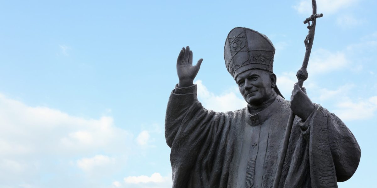 Papa Ioan Paul al II-lea cere iertare pentru păcatele Bisericii Catholică Într-un moment istoric și profund simbolic, Papa Ioan Paul al II-lea a adresat o cerere publică de iertare pentru păcatele comise de Biserica Catolică de-a lungul secolelor
