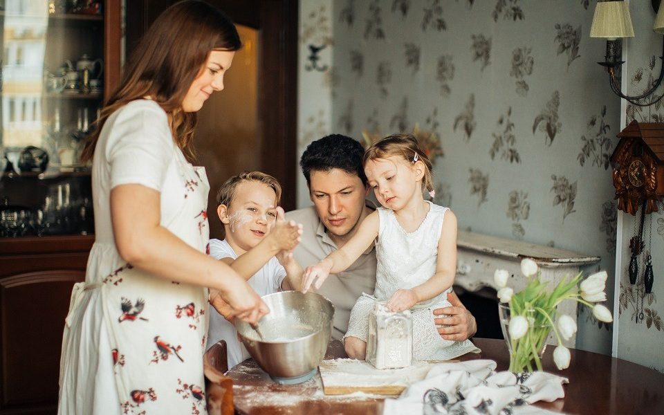 Părinții care doresc să dezvolte inteligența emoțională a micuților lor ar putea avea un aliat de neprețuit în întrebările pe care le adresează zilnic celor mici