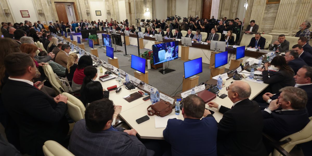 Criza politică de la buget: liderii coaliției și opoziției încordați, un amendament important respins Tensiunile din Parlament alimentează un nou val de incertitudine în cadrul coaliției de guvernare, după ce unul dintre cele mai importante amendamente ale PSD, privind acordarea ajutoarelor sociale în valoare de 1,1 miliarde de lei, a fost respins în cadrul ședințelor reunite de buget-finanțe