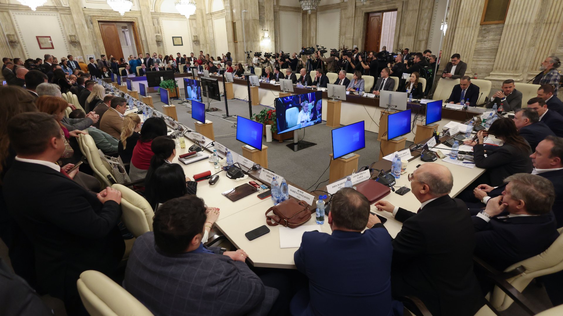 Criza politică de la buget: liderii coaliției și opoziției încordați, un amendament important respins Tensiunile din Parlament alimentează un nou val de incertitudine în cadrul coaliției de guvernare, după ce unul dintre cele mai importante amendamente ale PSD, privind acordarea ajutoarelor sociale în valoare de 1,1 miliarde de lei, a fost respins în cadrul ședințelor reunite de buget-finanțe