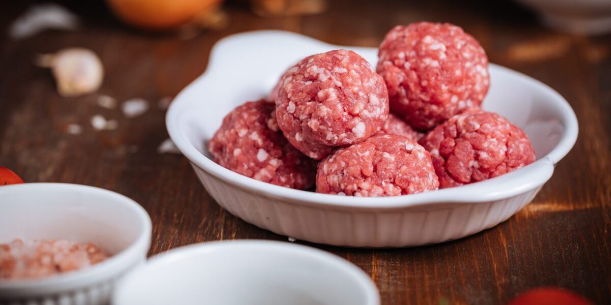 Trucul simplu care transformă ciorba de perișoare: blanșarea, secretul gospodinelor pricepute Ciorba de perișoare este un icon al gastronomiei tradiționale românești, un preparat care aduce la masă gustul copilăriei și al confortului casnic