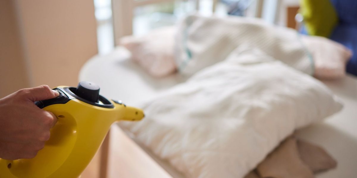 Cât de des trebuie să îți speli pernele pentru un somn mai sănătos? Răspunsul experților a fost clar și contează mai mult decât ai crede pentru calitatea odihnei și sănătatea ta