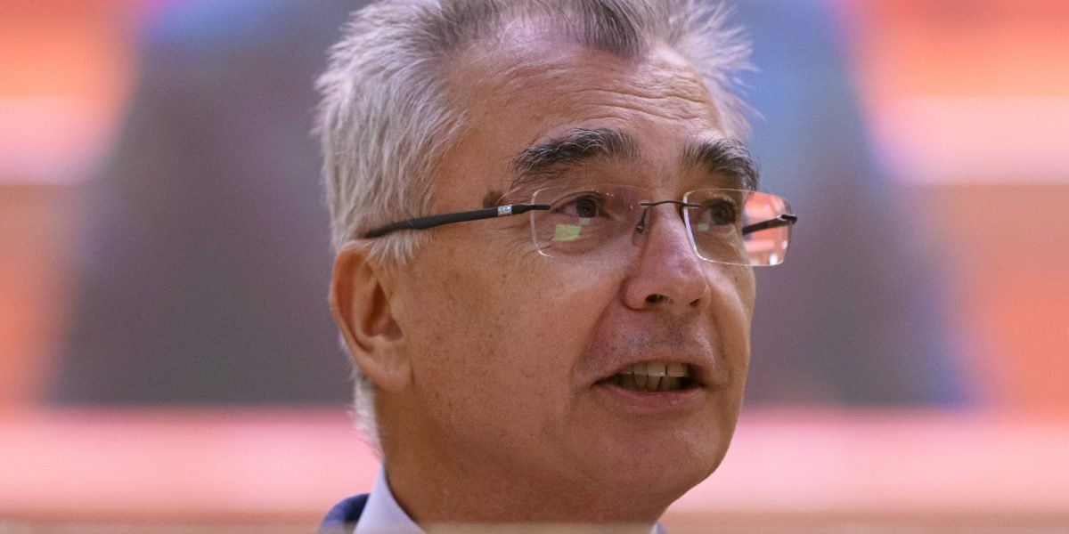 Liderul grupului senatorial al AUR, Petrișor Peiu, acuză Comisia Europeană de incompetență în gestionarea politicilor energetice și avertizează asupra efectelor devastatoare ale diferenței uriașe de prețuri la gaze între UE și SUA, ca urmare a crizei din Iran