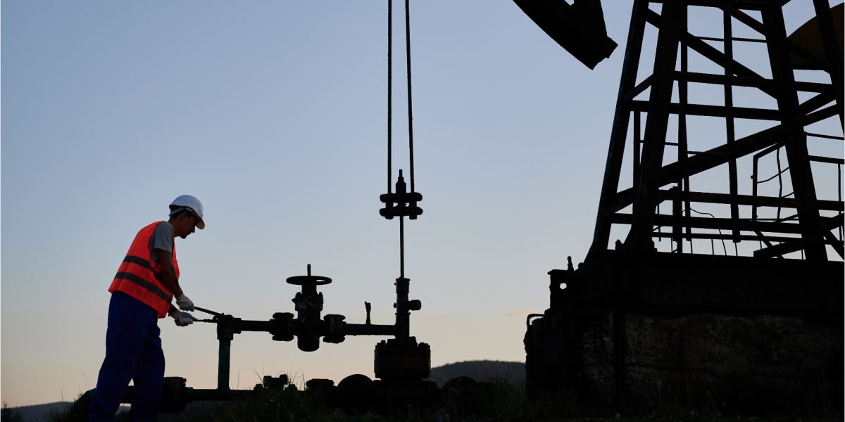 Prețul petrolului s-ar putea situa între 70 și 80 de dolari pe baril în viitorul apropiat, dacă pagubele generate de conflictul din Iran rămân limitate