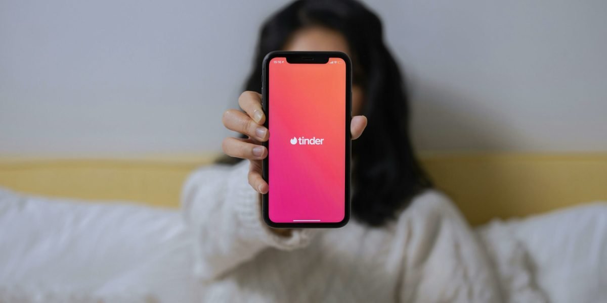 Tinder, unul dintre cele mai populare aplicații de întâlniri din lume, anunță lansarea unui set de funcții inovatoare bazate pe inteligență artificială, menită să personalizeze și să intensifice experiența utilizatorilor din Statele Unite și Canada
