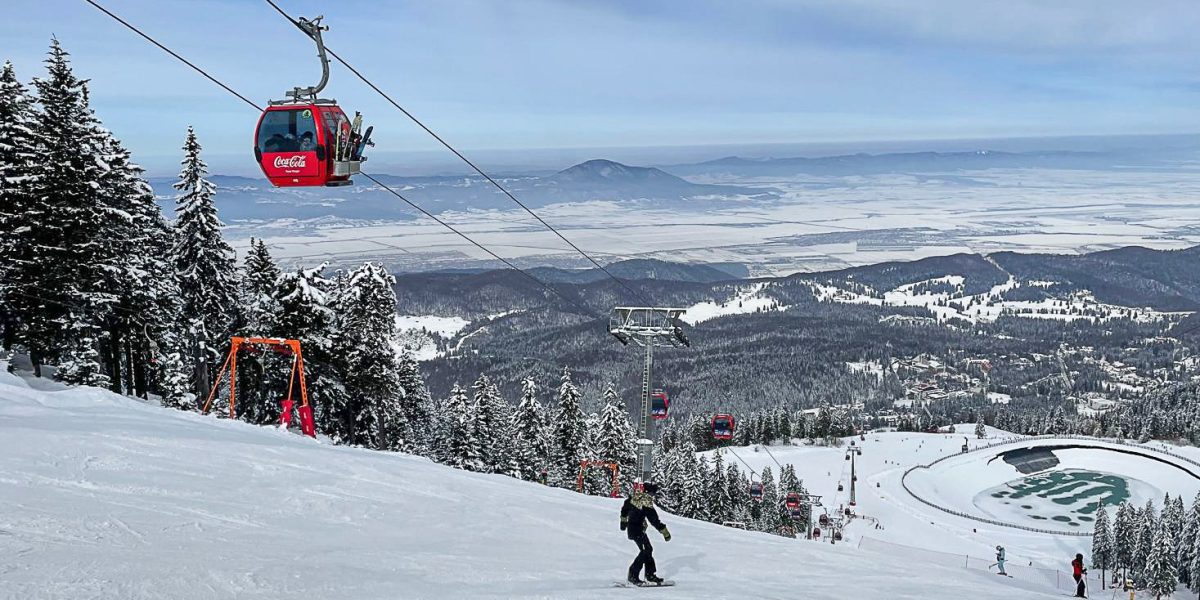 Brașovul a făcut un pas pentru a face schiatul mai accesibil în această iarnă, reducând dramatic tarifele pentru transportul pe cablu din stațiunea Poiana Brașov