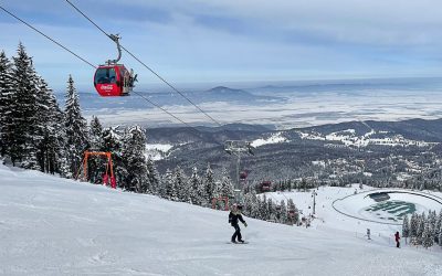 Brașovul a făcut un pas pentru a face schiatul mai accesibil în această iarnă, reducând dramatic tarifele pentru transportul pe cablu din stațiunea Poiana Brașov