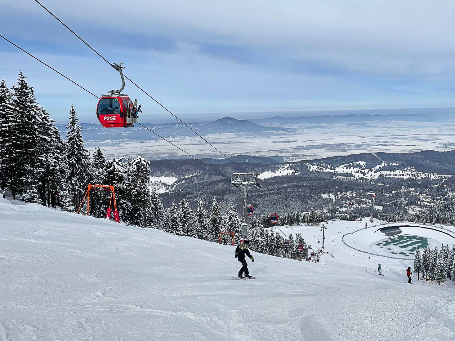 Brașovul a făcut un pas pentru a face schiatul mai accesibil în această iarnă, reducând dramatic tarifele pentru transportul pe cablu din stațiunea Poiana Brașov