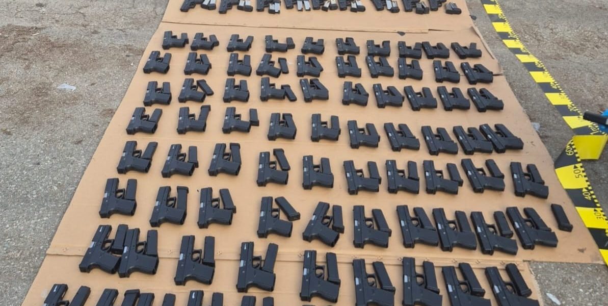 Captură majoră de arme pe granița de sud a României, un cetățean turc reținut O descoperire de senzație realizată de polițiștii de frontieră din Calafat a stârnit alarmă în ultimele ore, după ce autoritățile au confiscat peste o sută de arme de foc, ascunse într-un camion ce încerca să intre în țară