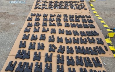 Captură majoră de arme pe granița de sud a României, un cetățean turc reținut O descoperire de senzație realizată de polițiștii de frontieră din Calafat a stârnit alarmă în ultimele ore, după ce autoritățile au confiscat peste o sută de arme de foc, ascunse într-un camion ce încerca să intre în țară
