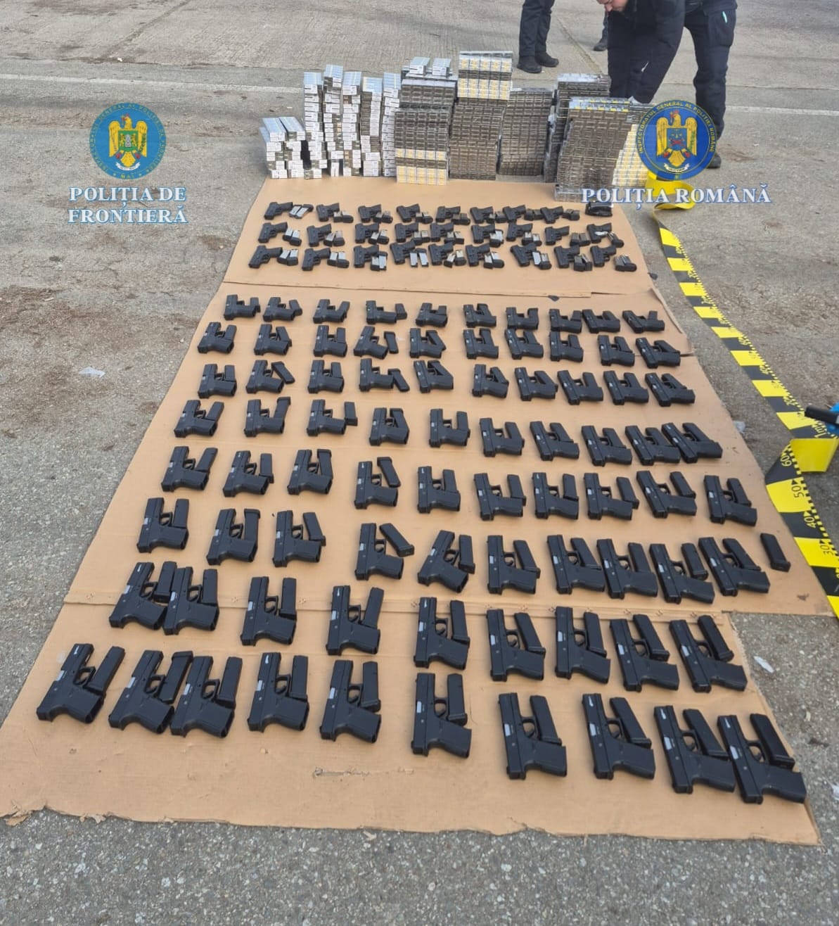 Captură majoră de arme pe granița de sud a României, un cetățean turc reținut O descoperire de senzație realizată de polițiștii de frontieră din Calafat a stârnit alarmă în ultimele ore, după ce autoritățile au confiscat peste o sută de arme de foc, ascunse într-un camion ce încerca să intre în țară