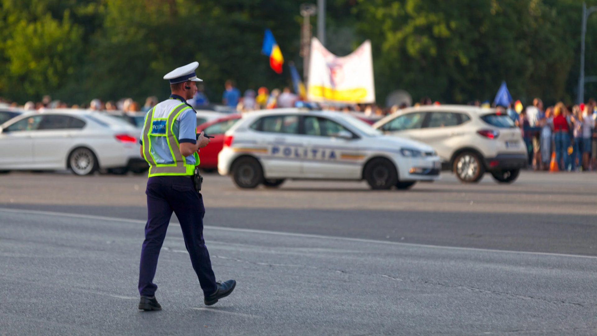 Un proiect de lege recent lansat în dezbatere în Parlamentul României aduce în prim-plan măsuri ferme pentru recuperarea amenzilor rutiere impuse cetățenilor străini