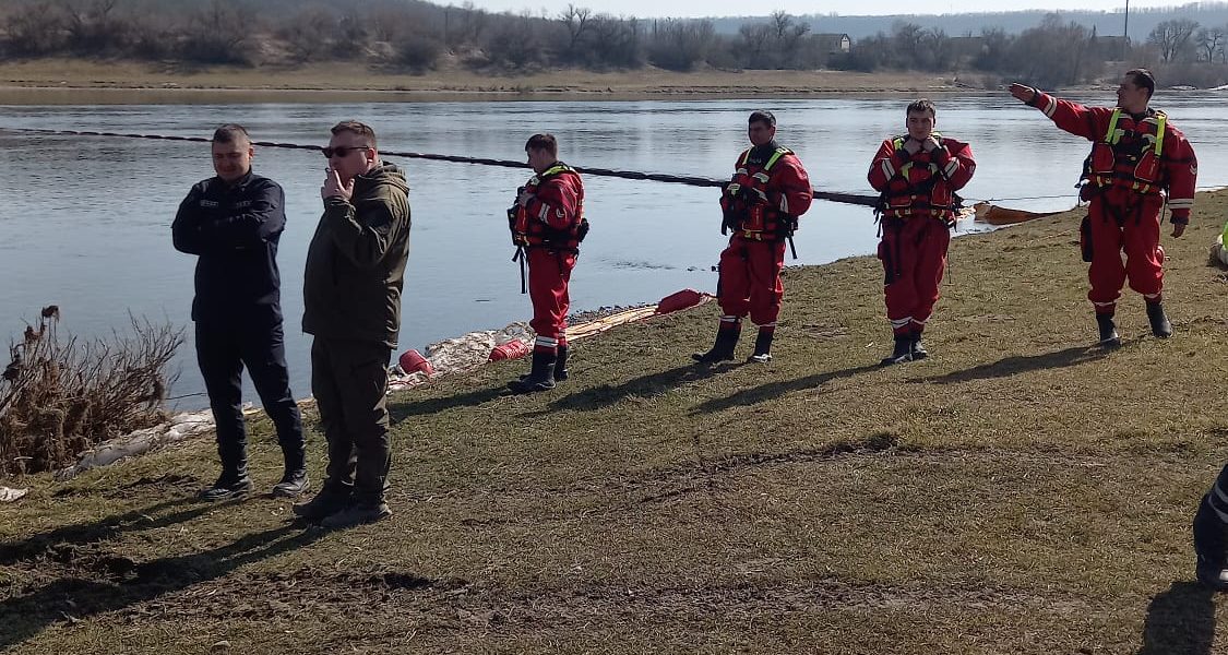 România intervine pentru Moldova în criza de poluare a Nistrului Autoritățile române au răspuns prompt la solicitarea de ajutor din partea Republicii Moldova, oferindu-i asistență internațională gratuită pentru a face față deversării unor substanțe poluante în sectorul amonte al fluviului Nistru