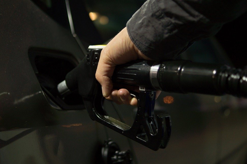 Guvernul pregătește măsuri pentru limitarea prețurilor carburanților, însă efectul acestora va fi limitat de perturbările majore de pe piața internațională, generate de conflictul armat din Orientul Mijlociu