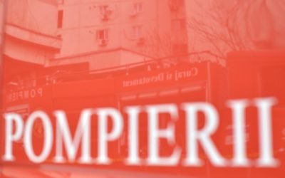 Incendiul devastator din Piatra-Neamț a adus durere și panică în plină zi, în timp ce traficul de pe strada 1 Decembrie 1918 s-a transformat într-un haos controlat, iar autoritățile încearcă să răspundă rapid unei situații tragice