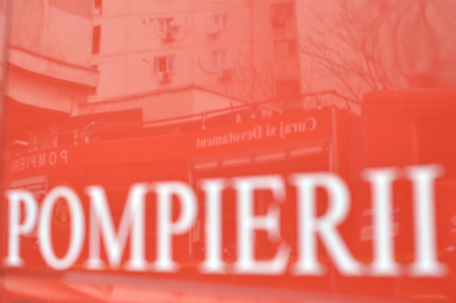 Incendiul devastator din Piatra-Neamț a adus durere și panică în plină zi, în timp ce traficul de pe strada 1 Decembrie 1918 s-a transformat într-un haos controlat, iar autoritățile încearcă să răspundă rapid unei situații tragice