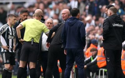 Meci tensionat între Newcastle United și Sunderland întrerupt din cauza acuzațiilor de rasism Un derby al remordurilor și controversei a marcat weekend-ul în Premier League, după ce partida dintre Newcastle United și Sunderland a fost suspendată temporar în a doua repriză, din cauza unor invective cu caracter discriminatoriu