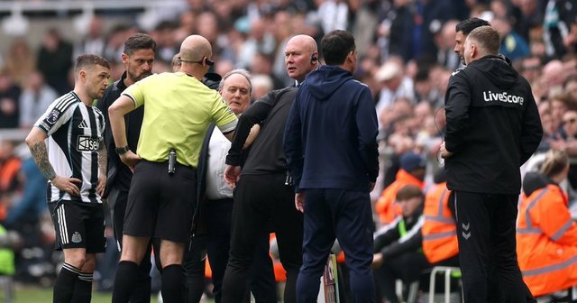 Meci tensionat între Newcastle United și Sunderland întrerupt din cauza acuzațiilor de rasism Un derby al remordurilor și controversei a marcat weekend-ul în Premier League, după ce partida dintre Newcastle United și Sunderland a fost suspendată temporar în a doua repriză, din cauza unor invective cu caracter discriminatoriu