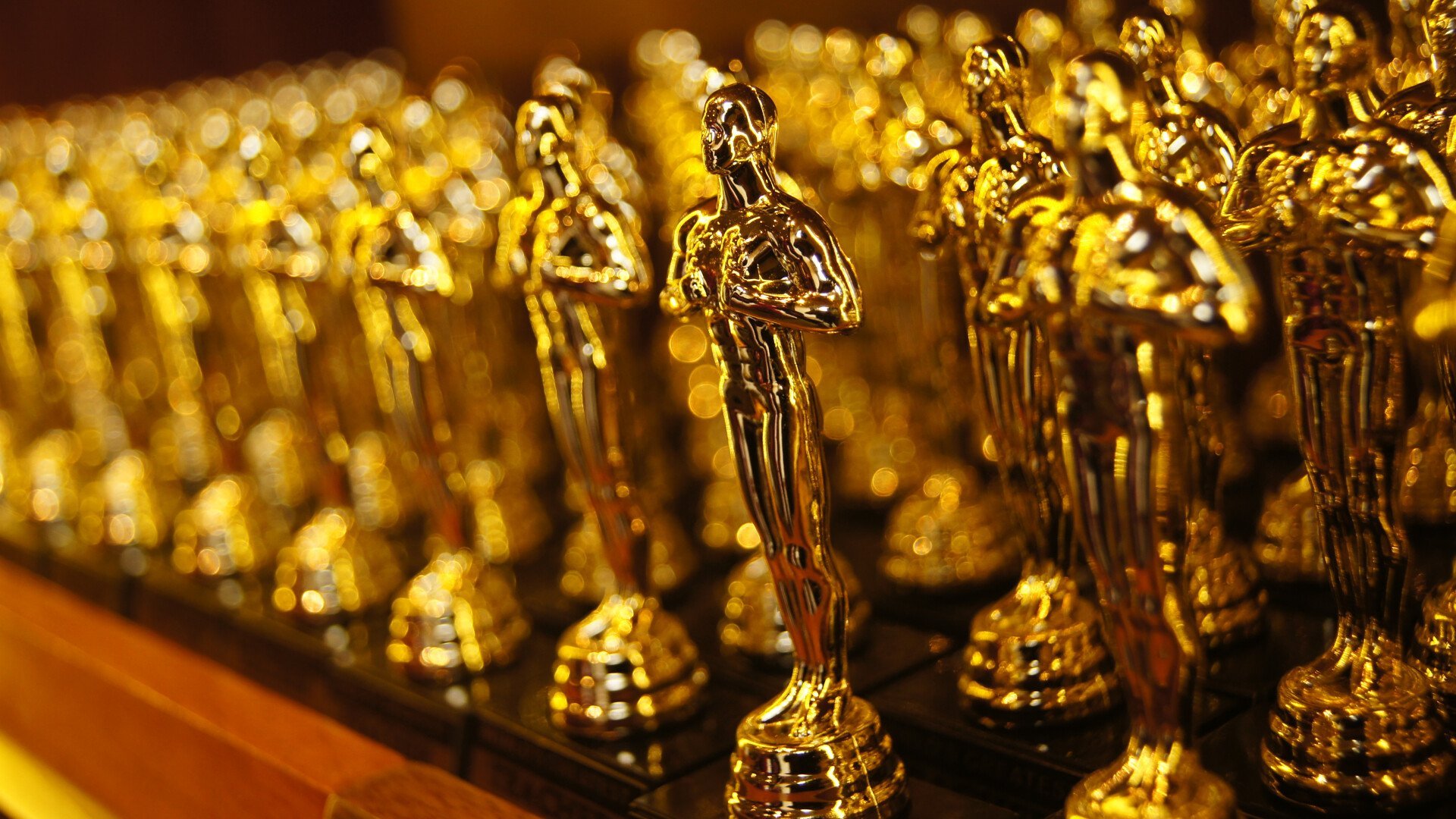 „One Battle After Another” domină gala Oscarurilor 2026 cu șase premii, în timp ce surprizele nu au întârziat să apară Gala Oscarurilor din acest an a reușit să surprindă, atât prin performanța excepțională a producției „One Battle After Another”, care a ridicat șase statuete, cât și prin egalitatea rar întâlnită la categoria celui mai bun scurtmetraj live-action