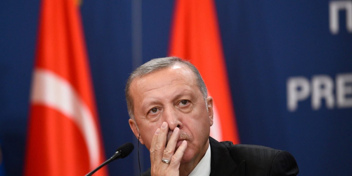 Tensiuni crescânde în regiunea Mării Mediteraneene: Turcia răspunde interceptând rachete iraniene și întărind sistemele de apărare În urma recentei interceptări a unei rachete iraniene în spațiul aerian turc, autoritățile de la Ankara au anunțat o măsură extraordinare pentru întărirea securității naționale: amplasarea unui sistem de apărare antiaeriană Patriot în centrul țării