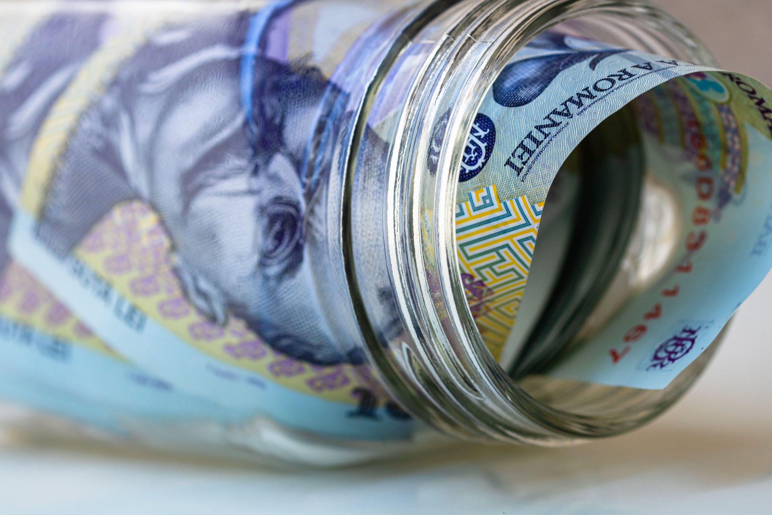 Dobânzile titlurilor de stat românești pe 10 ani depășesc pragul de 7% în contextul tensiunilor geopolitice și al fluctuațiilor de pe piețele internaționale Piața titlurilor de stat românești a înregistrat luni o creștere semnificativă a randamentelor, iar dobânzile pentru bondurile cu maturitatea de 10 ani au urcat peste pragul de 7%