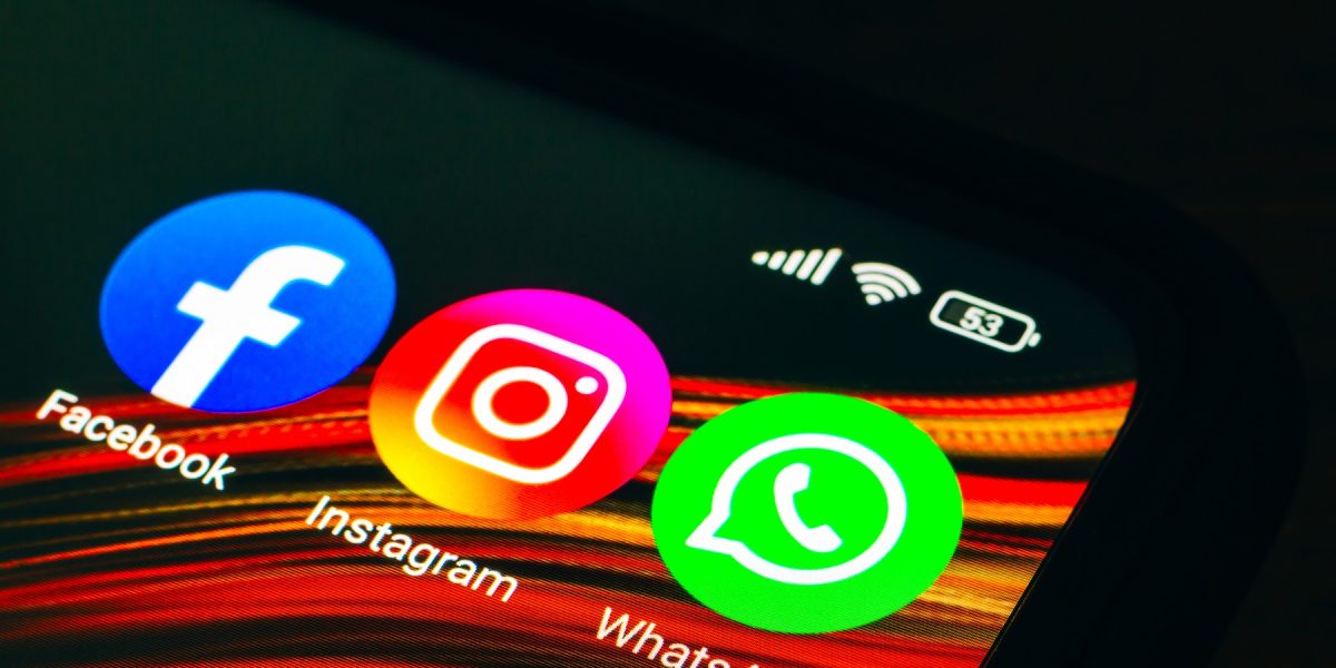 Instagram renunță la criptarea end-to-end pentru mesajele private până în 2026 Anunțul surprinzător a fost făcut recent de către platforma de socializare Instagram, care, după ani în care a promovat această tehnologie ca fiind viitorul comunicării online, a decis să elimine în mod oficial funcția de mesagerie criptată end-to-end după data de 8 mai 2026